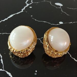 Vintage ART Mode Large Pearl Cabochon Clip-On Earrings | Signed